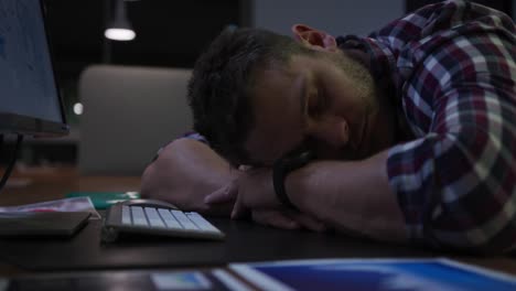 hombre de negocios durmiendo en una oficina moderna por la noche