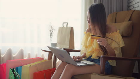 Chica-Asiática-Adicta-A-Las-Compras-Ingresando-Los-Detalles-De-La-Tarjeta-Y-Celebrando-Con-Alegría