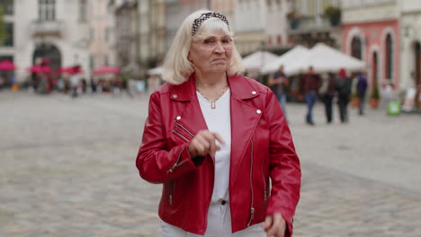 descontento molesto mujer mayor reaccionando a una idea desagradable horrible agitar el dedo de la mano, sacudir la cabeza no