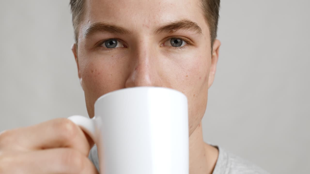 남자가 불편을 겪고 있습니다.