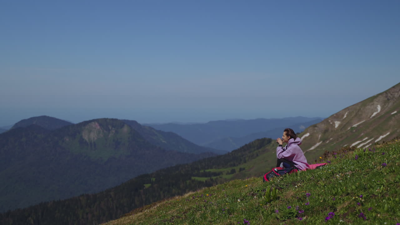 산의 전망을 즐기는 여자