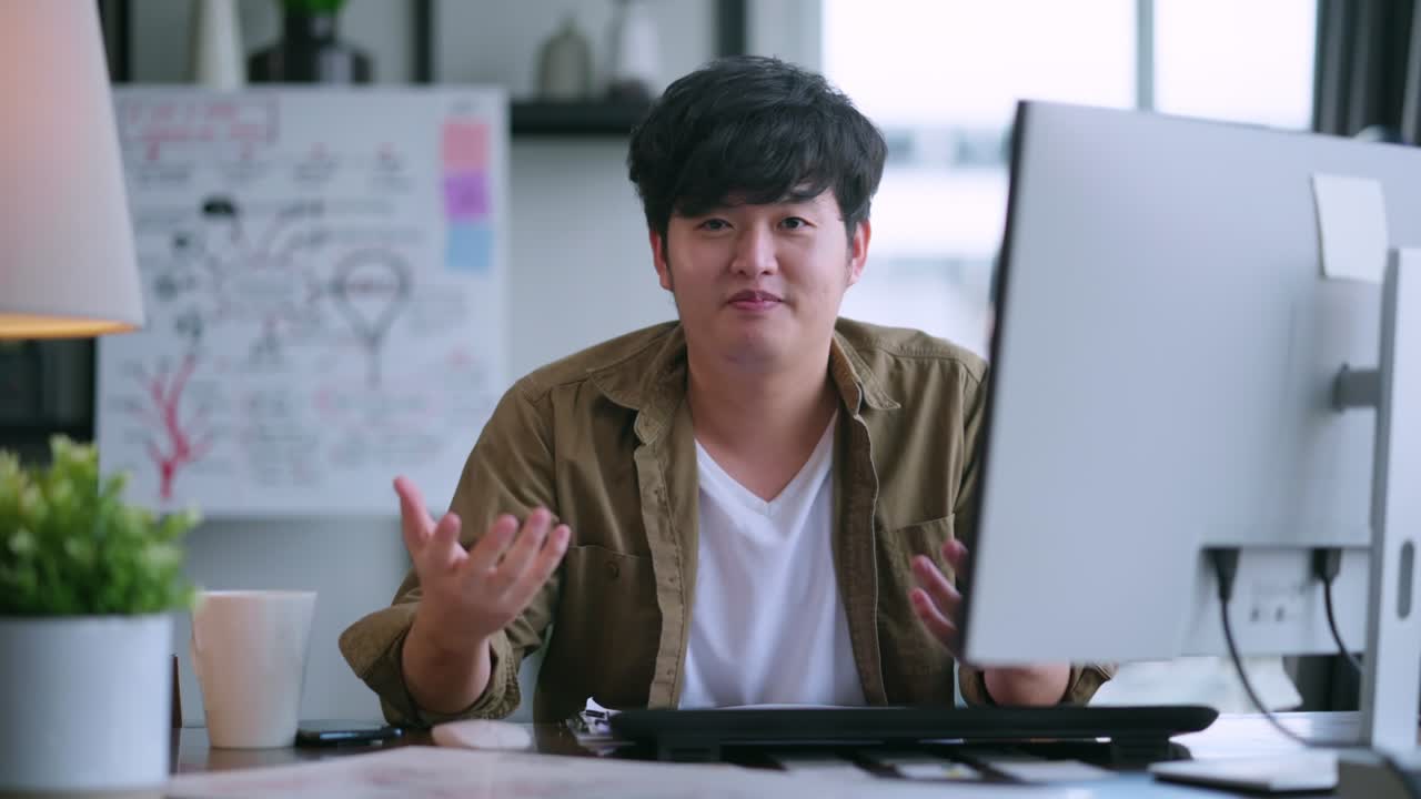 온라인 프레젠테이션을 사용하여 기술 기기, 아시아 응용 프로그램 디자이너 프리랜서 성인 남성 비디오 컨퍼런스를 통해 mobly 응용 프로그램의 새로운 기능의 작업 흐름을 설명