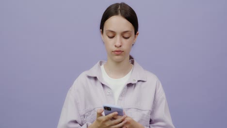 una adolescente usando un teléfono inteligente