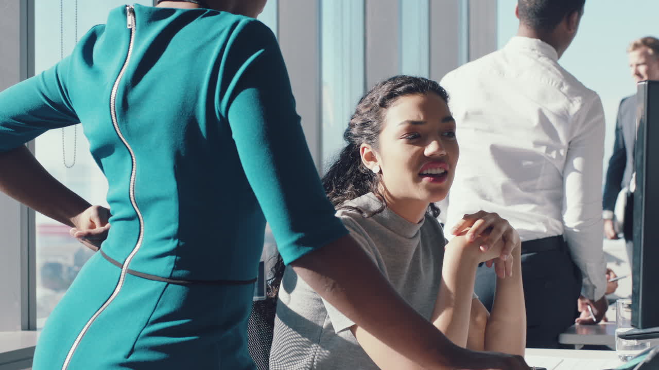 oficina, gente de negocios y mujeres hablando