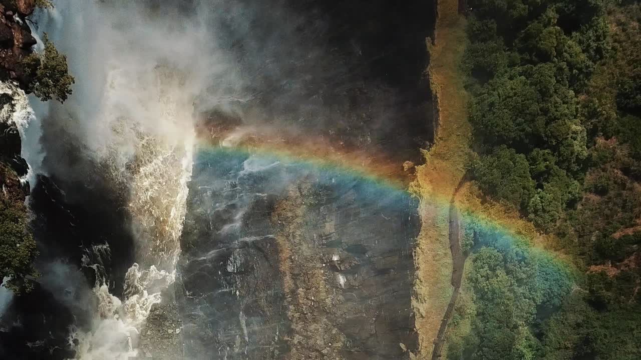vista aérea vertical de las cataratas victoria, shungu namutitima en la frontera de zimbabue y zambia en áfrica