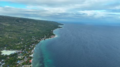 la costa de oslob, tranquila y clara, un lugar donde la hermosa naturaleza nos acerca