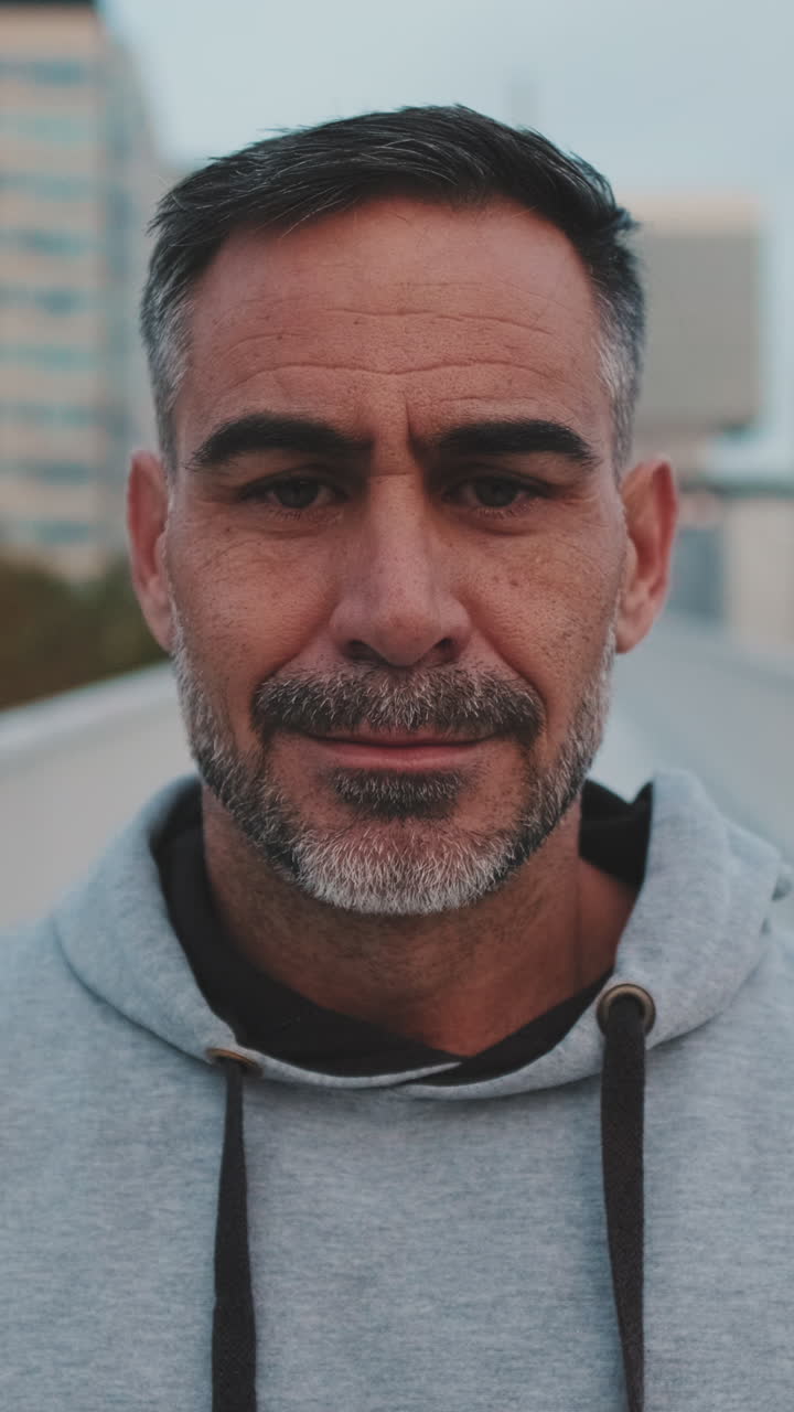 Retrato de homem barbudo de moletom