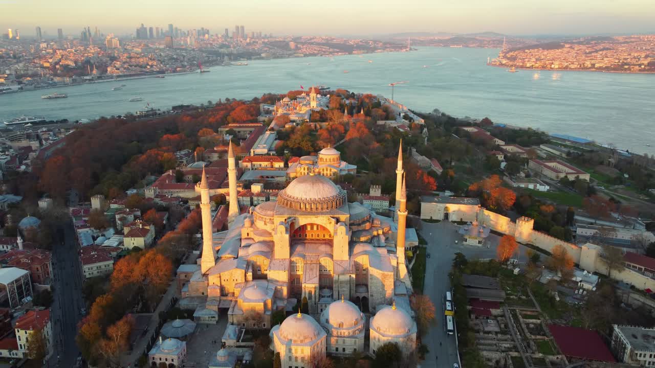 la ciudad más grande de turquía al amanecer. vista aérea de la mezquita de hagia sophia y vista de estambul durante el día