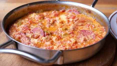 desayuno turco con menemen, huevos revueltos con tomates, salchichas y pimientos verdes