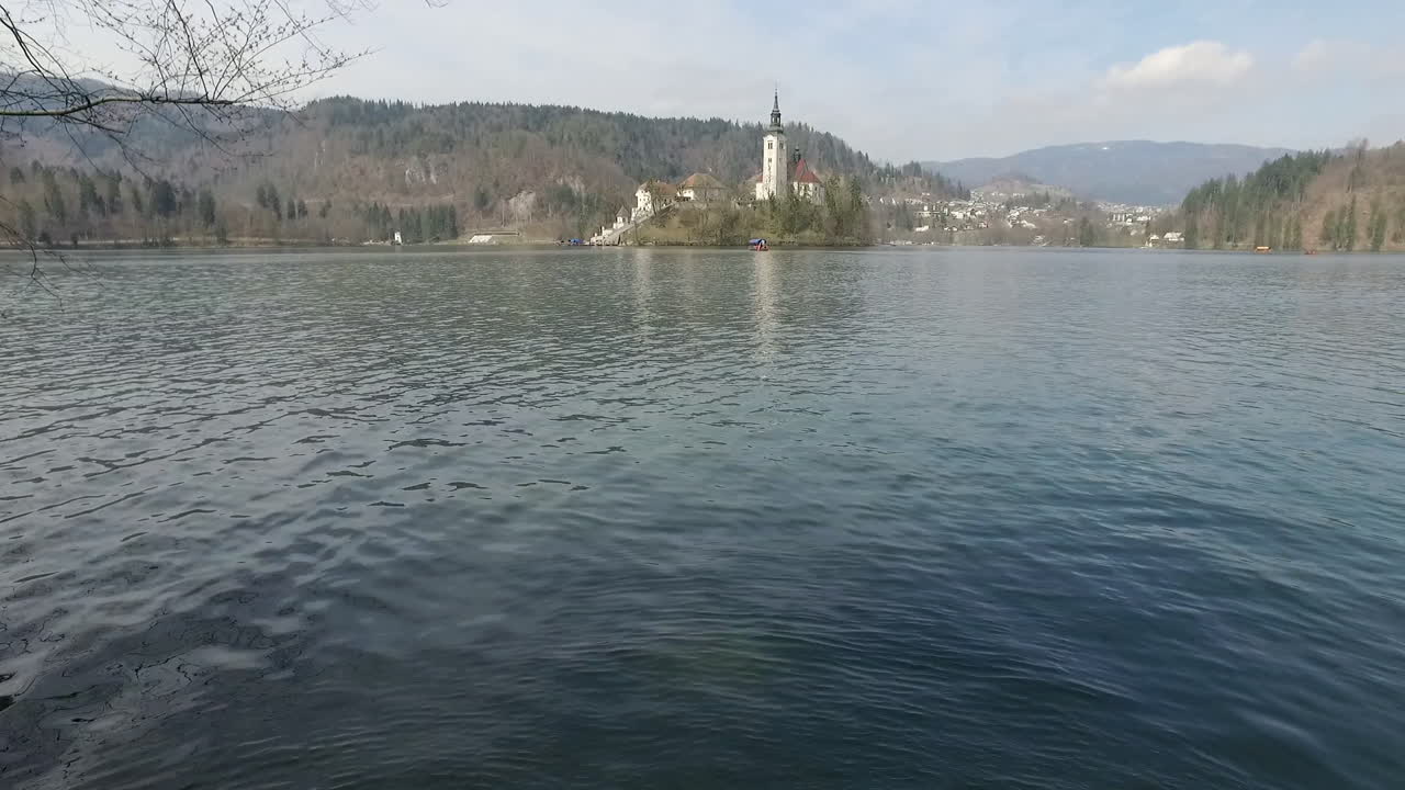 Flug über den Bleder See und Blick auf die Insel mit kleiner Kirche mitten im Bleder See, Slowenien