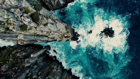 Cape-Hauy-Drone-Vuela-Por-Acantilados-Al-Mar-En-Tasmania,-Australia