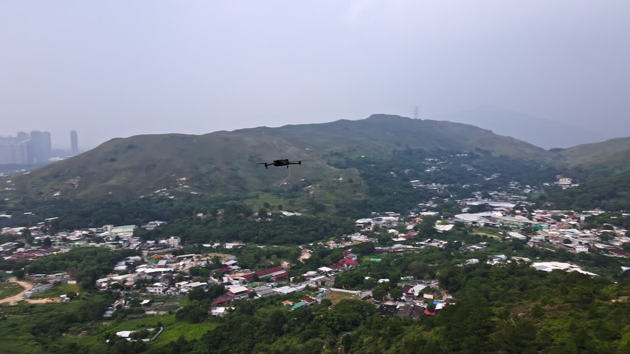 공중에 떠 있는 dji mavic의 드론 포이 보기