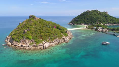 vista aérea de una isla tropical con aguas cristalinas