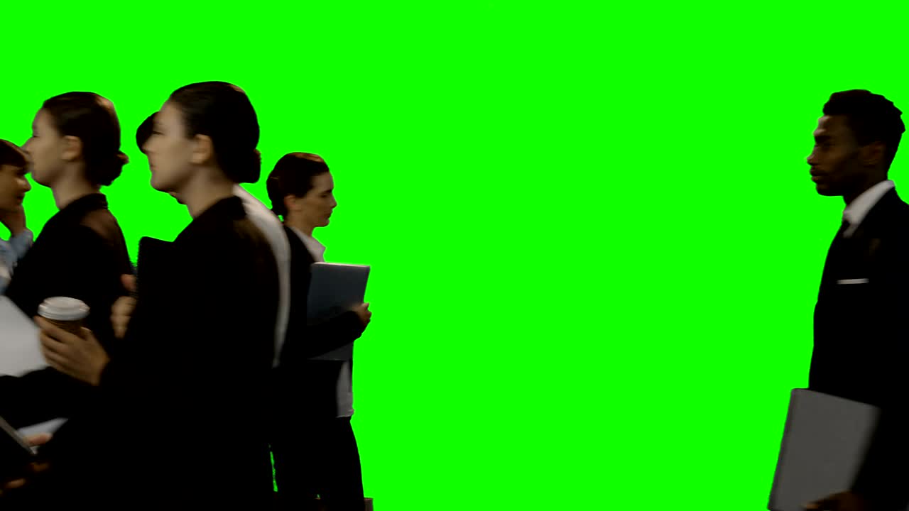 사업가 들 이 녹색 스크린 에 대항 하여  ⁇ 고 있다