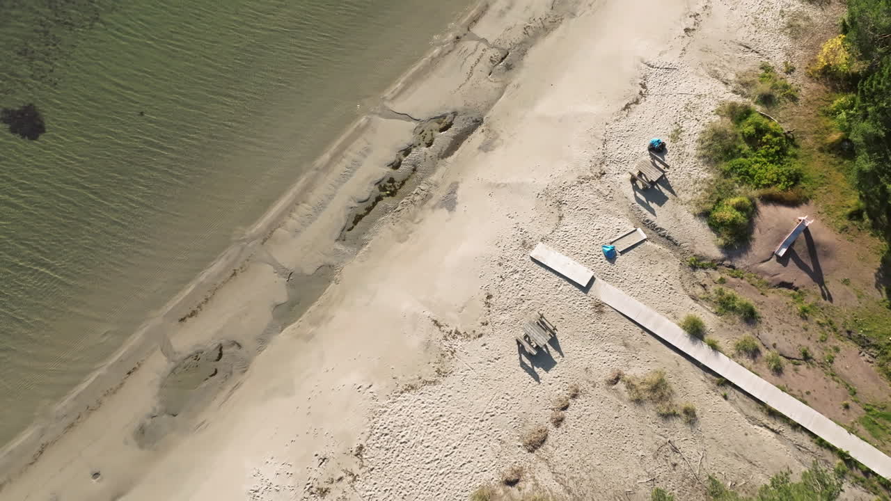 스웨덴 의  ⁇ 은 날 에 가을 의 숲 근처 에 있는 평화로운 해변