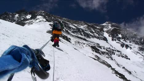 punto de vista de escalador en frente mientras respira pesadamente