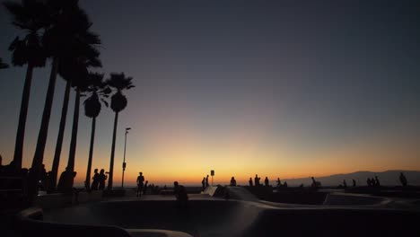 parque de patinaje de venice beach al atardecer