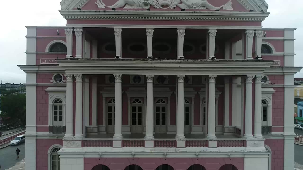 un tiro inclinado hacia arriba de la fachada del teatro amazonas en manaus