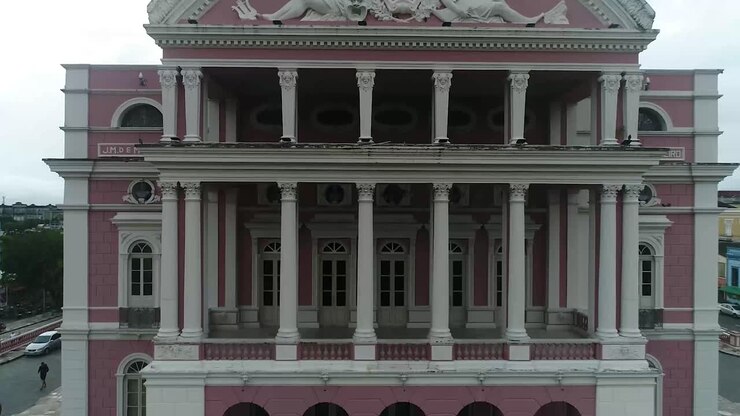 Inquadratura dal basso verso l'alto della facciata del Teatro Amazonas a Manaus