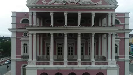 Un-Tiro-Inclinado-Hacia-Arriba-De-La-Fachada-Del-Teatro-Amazonas-En-Manaus