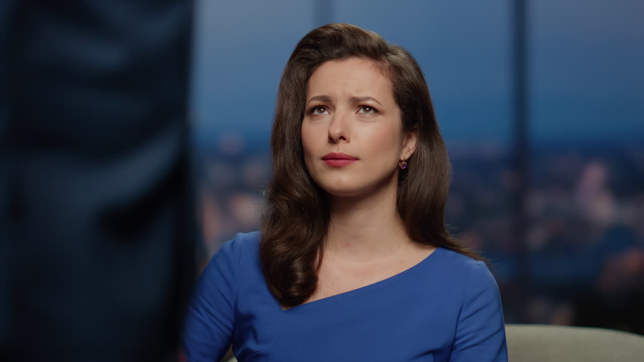 un programa de televisión serio que presenta a un invitado en el estudio de channel tv de cerca.