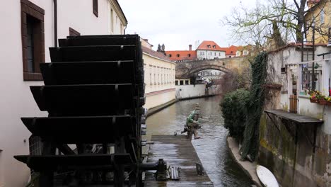 Casas-A-Lo-Largo-Del-Arroyo-Del-Diablo-Y-La-Rueda-De-Madera-Del-Molino-Del-Gran-Priorato-De-Praga,-República-Checa