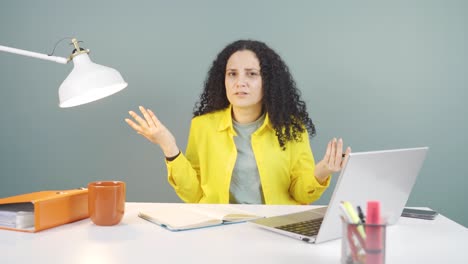 una mujer joven con un problema de audición.