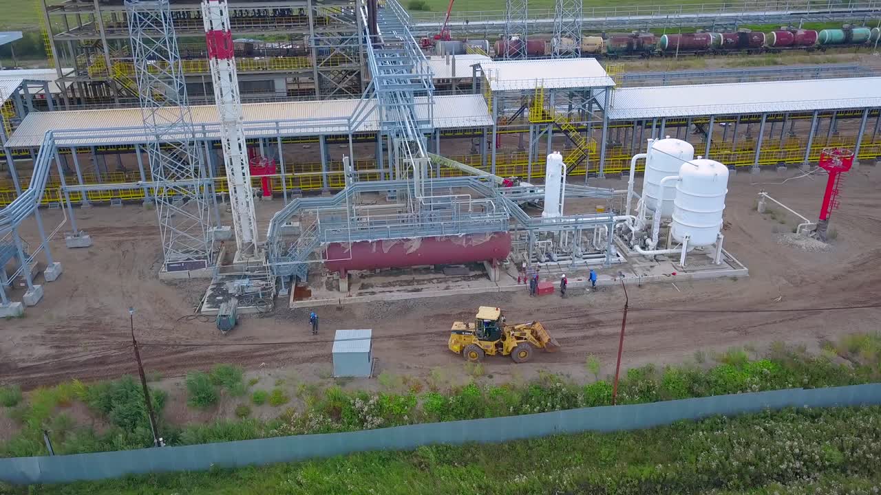 Cantiere di una raffineria di petrolio con operai
