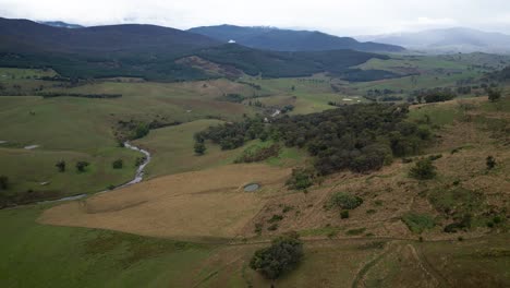 Vistas-Aéreas-Sobre-La-Región-De-Nueva-Gales-Del-Sur-Cerca-Del-Mirador-Conmemorativo-De-La-Nube-Del-Sur-En-Un-Día-Nublado