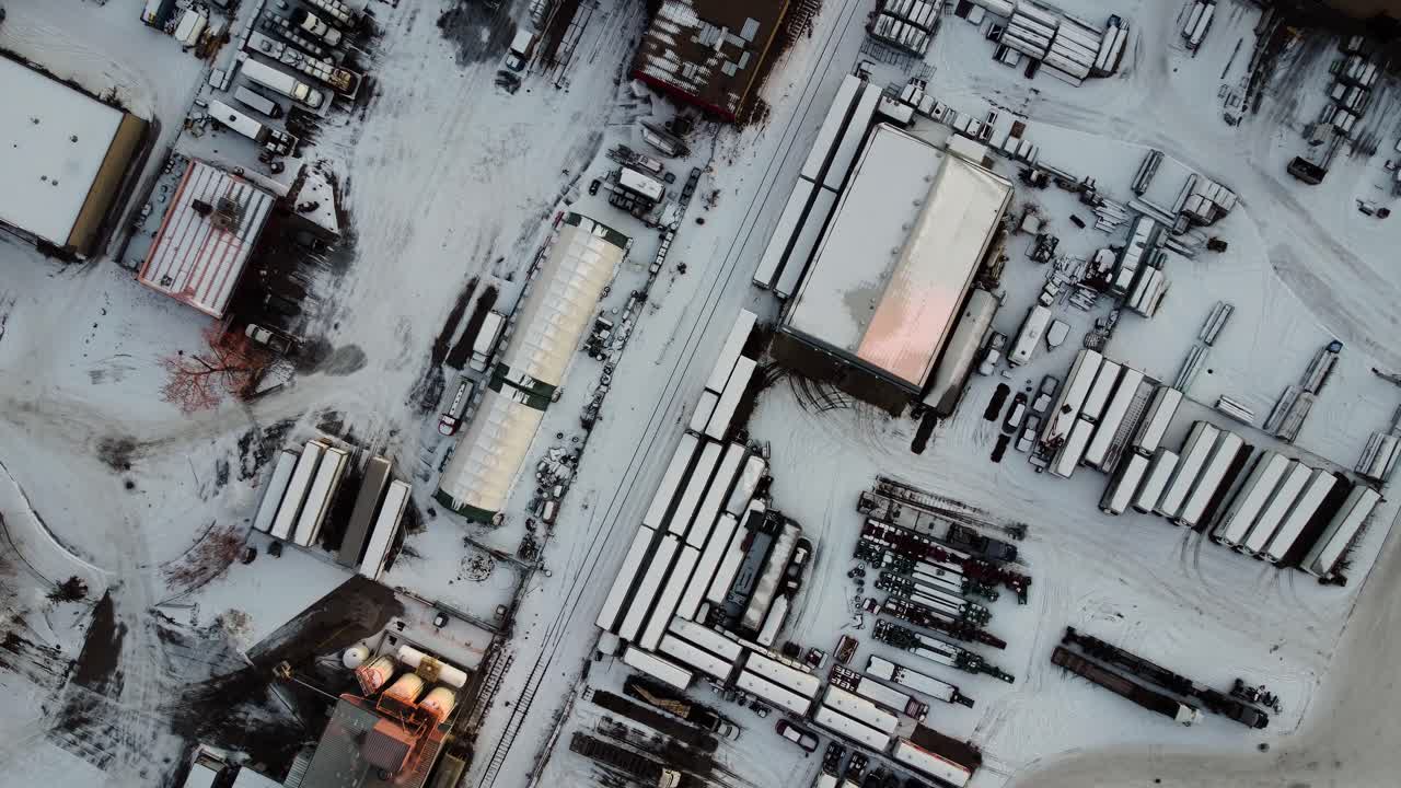 покрытые снегом железнодорожные рельсы: воздушный дрон, снятый сверху