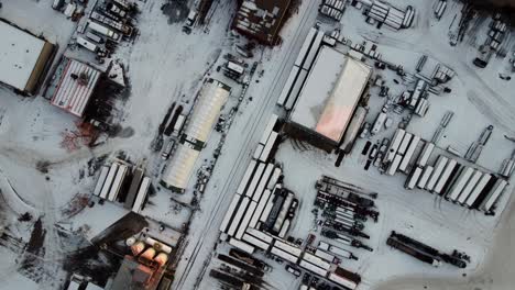 Rieles-De-Tren-Cubiertos-De-Nieve:-Drone-Aéreo-Disparado-Desde-Arriba