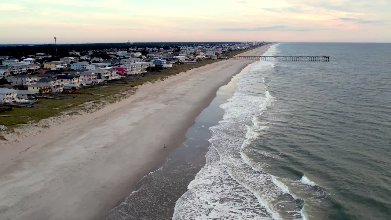 Ripresa aerea in allontanamento di Kure Beach, Carolina del Nord.
