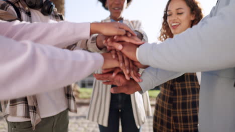 estudiantes, manos y aclamación con amigos en la universidad