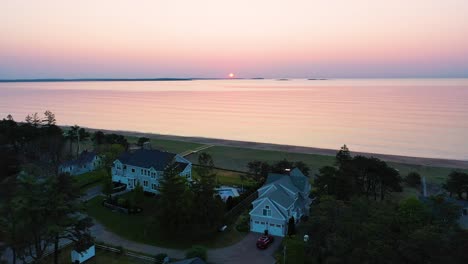 Hermoso-Amanecer-En-La-Playa-En-Saco-Maine-Con-Casas-De-Vacaciones-Y-Colores-Reflejándose-En-Las-Olas-Del-Océano-A-Lo-Largo-De-La-Costa-Atlántica-De-Nueva-Inglaterra