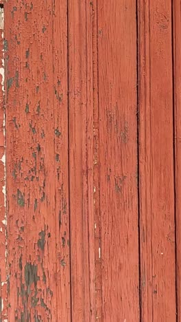 explorando el exterior de una casa de piedra rústica