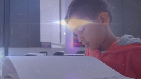 animación de senderos de luz sobre un escolar biracial