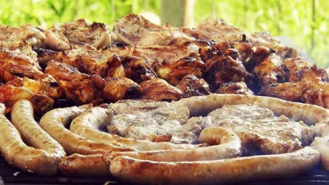 salchicha a la parrilla en la parrilla en llamas