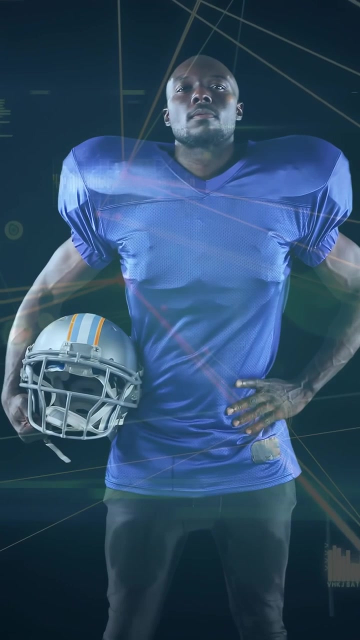 Vídeo vertical: Jogador de futebol americano ajusta capacete, câmera se desloca, linhas de HUD varrem o corpo.