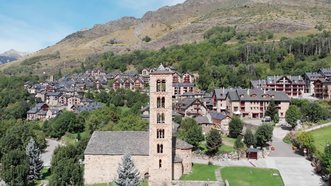 Ảnh từ trên không: Sant Climent de Taüll ở dãy Pyrenees thuộc Catalan, quay ngược
