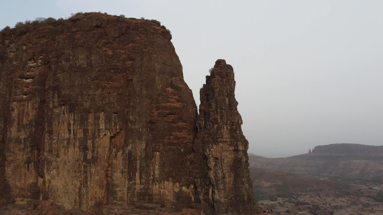 Drone che gira intorno a un pinnacolo nel paesaggio di Shayaris a Nashik.