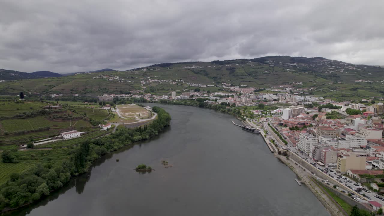 Ampia veduta aerea di Peso da Régua con il fiume Douro che serpeggia tra vigneti terrazzati e dolci colline
