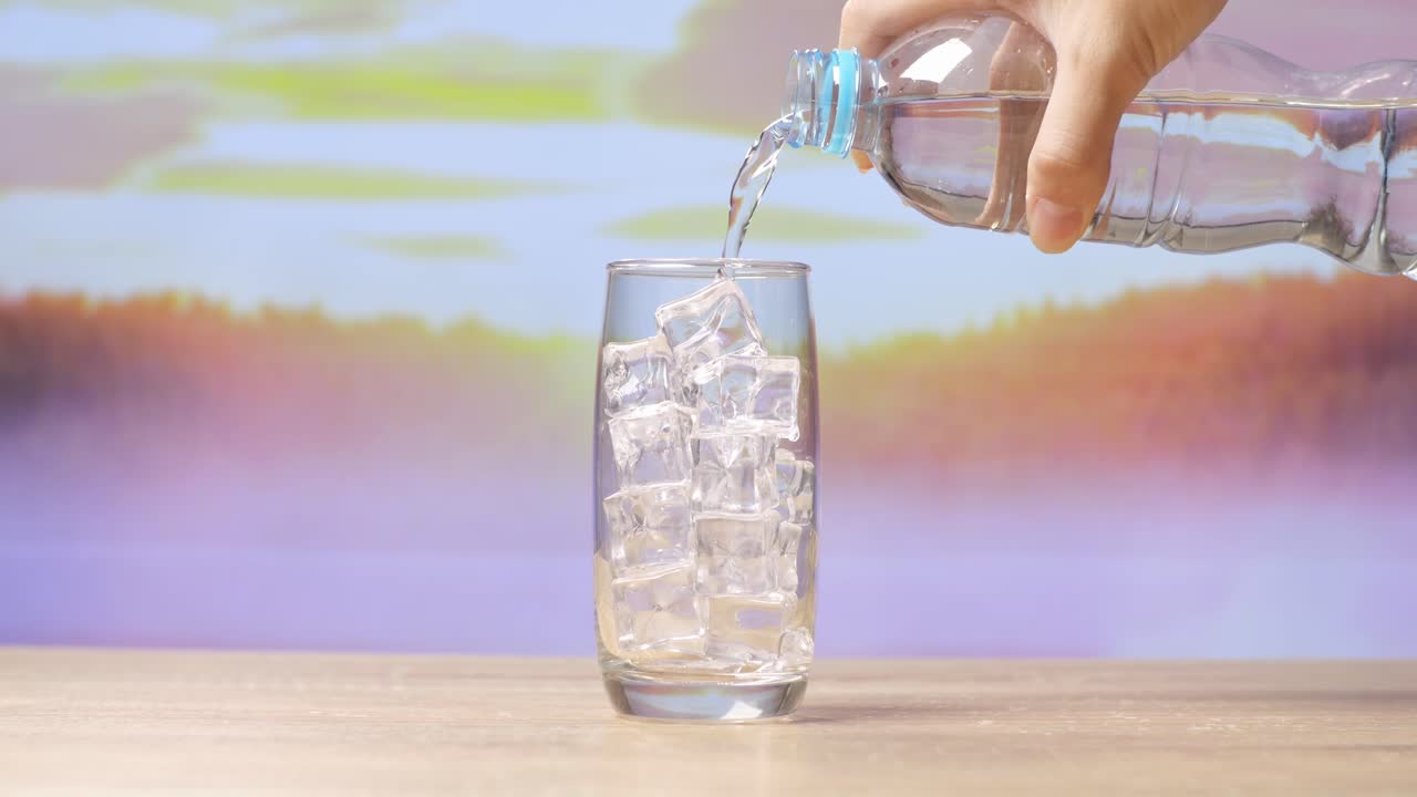 얼음 이 있는 컵 에 물 을 부어 넣는 것