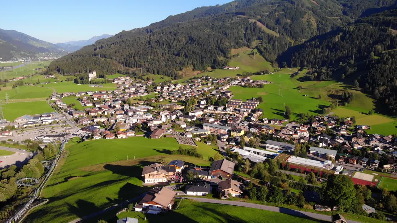vista aérea de la ciudad de kaprun en las altas montañas tauern en salzburgo, austria