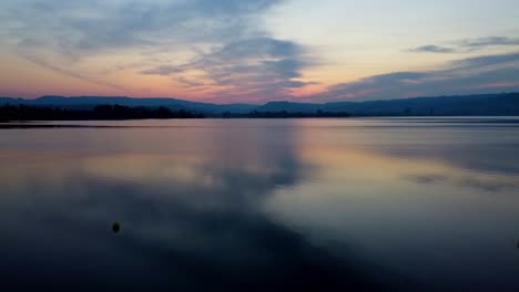 Salida-Del-Sol-Junto-Al-Lago-Volando-Sobre-La-Plataforma-De-Buceo