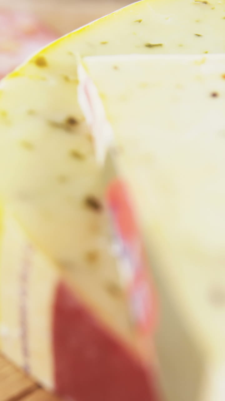 rebanadas de jamón, queso y especias