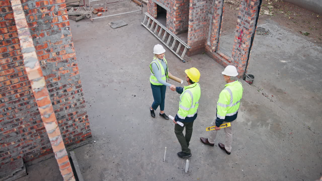 trabajadores de la construcción en un sitio de construcción