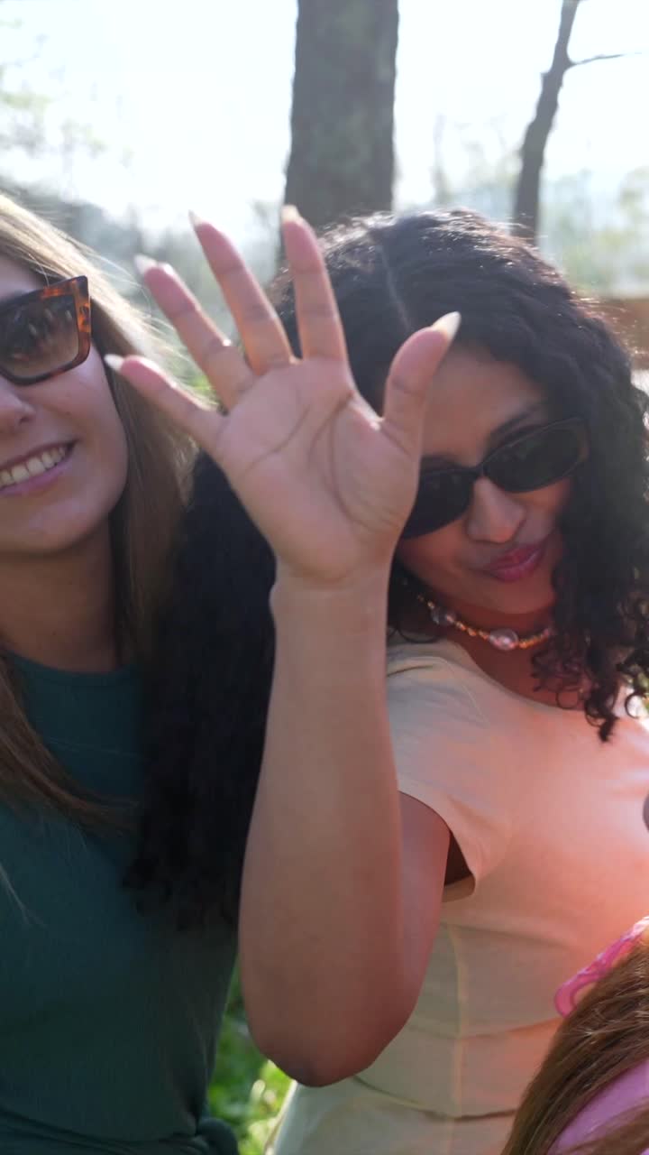 Gruppo di donne sorridenti all'aperto sotto il sole