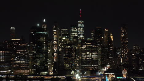 Drohnen-Nachtaufnahme-Der-New-Yorker-Skyline-Von-Manhattan,-Des-Freedom-Tower-Und-Des-Hudson-River,-Aufnahme-Von-Brooklyn