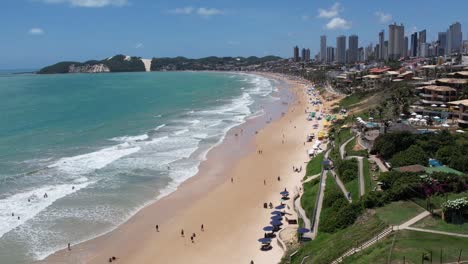 Gente-En-El-Pintoresco-Resort-De-Playa-En-Natal,-Brasil-Durante-Las-Vacaciones-De-Verano