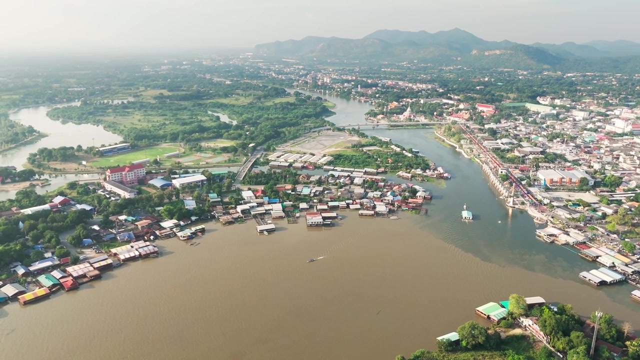 Drone che ruota intorno alla città di Kanchanaburi in Thailandia e veduta aerea del fiume Kwai